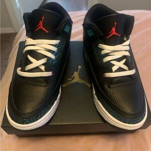 Kids Jordan shoes! size 4(big kids)